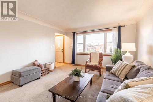 818 Ninth Avenue, Hamilton, ON - Indoor Photo Showing Living Room