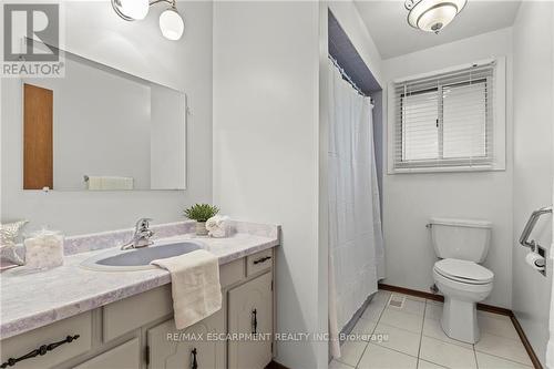 130 San Francisco Avenue, Hamilton, ON - Indoor Photo Showing Bathroom