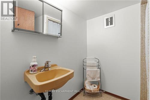 130 San Francisco Avenue, Hamilton, ON - Indoor Photo Showing Bathroom