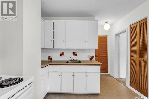 1015 J Avenue N, Saskatoon, SK - Indoor Photo Showing Kitchen