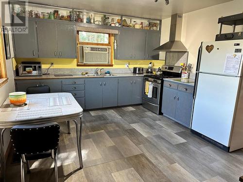 1826 Fairford Drive, Penticton, BC - Indoor Photo Showing Kitchen With Double Sink