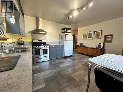 1826 Fairford Drive, Penticton, BC - Indoor Photo Showing Kitchen With Double Sink