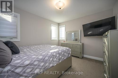 2230 Red Thorne Avenue, London, ON - Indoor Photo Showing Bedroom