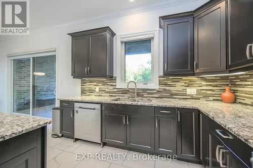 2230 Red Thorne Avenue, London, ON - Indoor Photo Showing Kitchen With Upgraded Kitchen