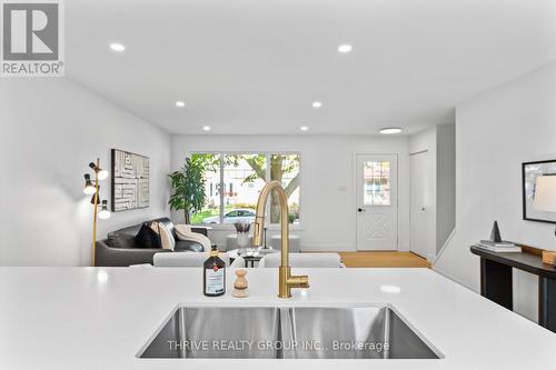 22 Hearthside Place, London, ON - Indoor Photo Showing Kitchen