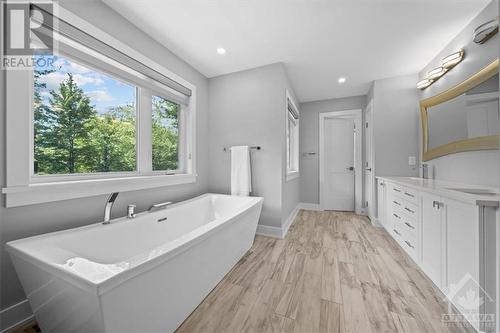 144 Derbeyshire Street, Ottawa, ON - Indoor Photo Showing Bathroom