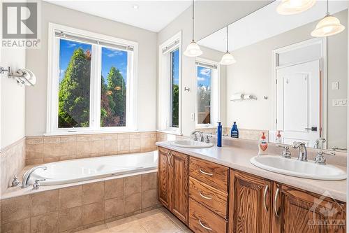 Ensuite jetted tub - 6978 Lakes Park Drive, Greely, ON - Indoor Photo Showing Bathroom