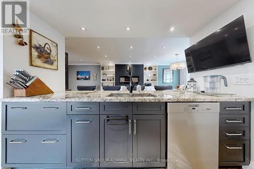 1873 Bonnymede Drive, Mississauga, ON - Indoor Photo Showing Kitchen With Upgraded Kitchen