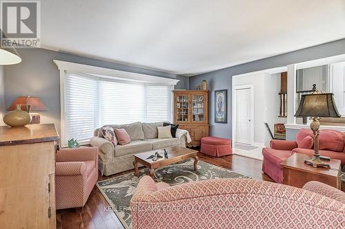 5203 Broughton Crescent, Burlington, ON - Indoor Photo Showing Living Room