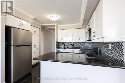 2434 - 3888 Duke Of York Boulevard, Mississauga, ON - Indoor Photo Showing Kitchen