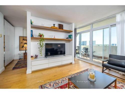 2310-40 Homewood Ave, Toronto, ON - Indoor Photo Showing Living Room