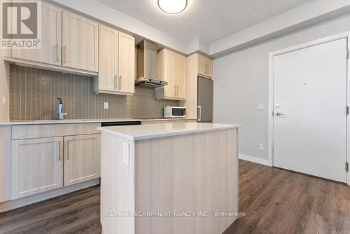 1301 - 2087 Fairview Street, Burlington, ON - Indoor Photo Showing Kitchen