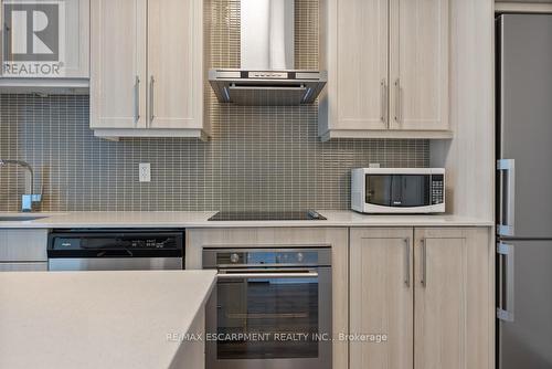 1301 - 2087 Fairview Street, Burlington, ON - Indoor Photo Showing Kitchen