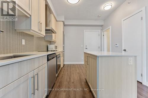 1301 - 2087 Fairview Street, Burlington, ON - Indoor Photo Showing Kitchen