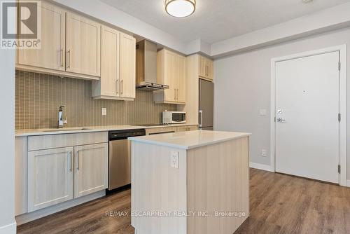 1301 - 2087 Fairview Street, Burlington, ON - Indoor Photo Showing Kitchen