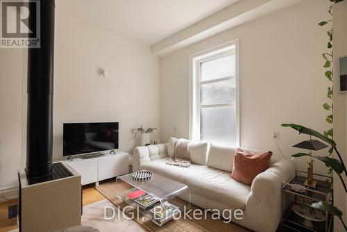 5 Palmerston Avenue, Toronto, ON - Indoor Photo Showing Living Room