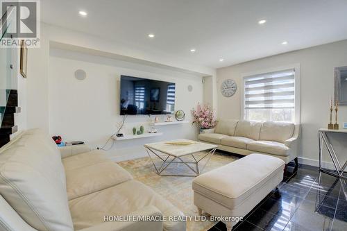 41 Fieldview Crescent, Whitby, ON - Indoor Photo Showing Living Room