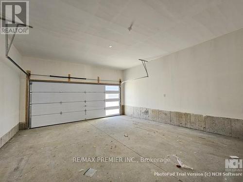 10217 Huntington Road, Vaughan, ON - Indoor Photo Showing Garage