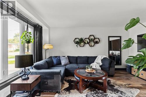 712 Elgin Street, Newmarket, ON - Indoor Photo Showing Living Room