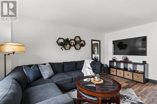 712 Elgin Street, Newmarket, ON - Indoor Photo Showing Living Room