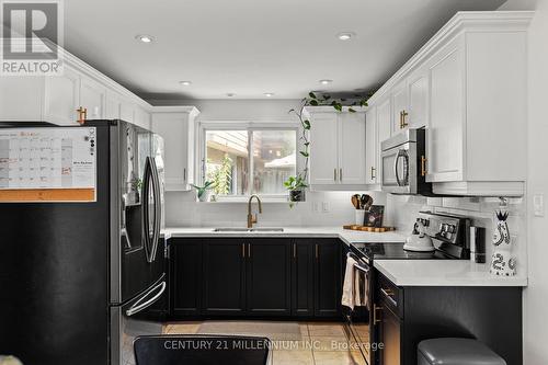 712 Elgin Street, Newmarket, ON - Indoor Photo Showing Kitchen With Double Sink With Upgraded Kitchen