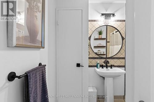 712 Elgin Street, Newmarket, ON - Indoor Photo Showing Bathroom