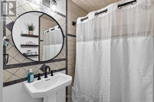 712 Elgin Street, Newmarket, ON - Indoor Photo Showing Bathroom