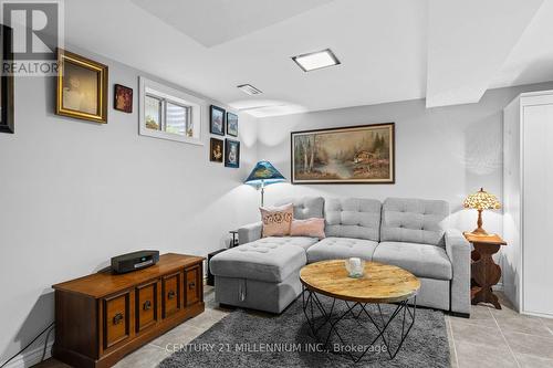 712 Elgin Street, Newmarket, ON - Indoor Photo Showing Living Room