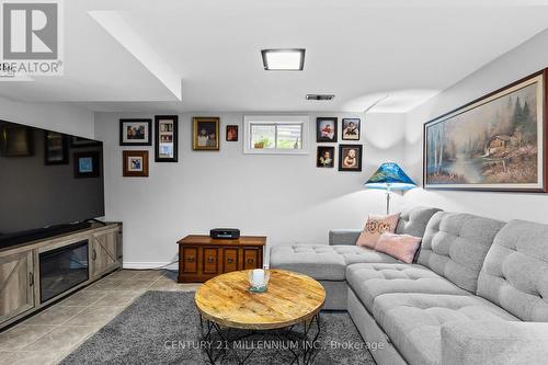 712 Elgin Street, Newmarket, ON - Indoor Photo Showing Living Room