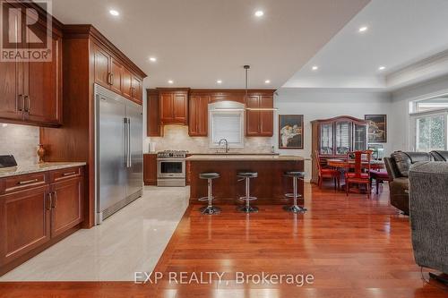 26 Elwood Street, Strathroy-Caradoc (Se), ON - Indoor Photo Showing Kitchen With Upgraded Kitchen