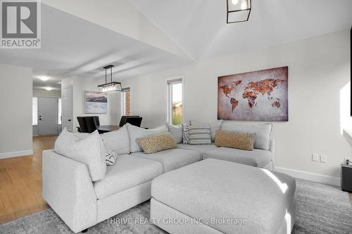 850 Cresthaven Crescent, London, ON - Indoor Photo Showing Living Room