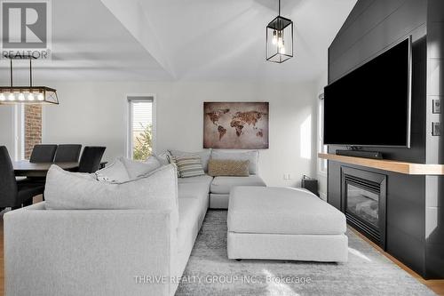 850 Cresthaven Crescent, London, ON - Indoor Photo Showing Living Room With Fireplace