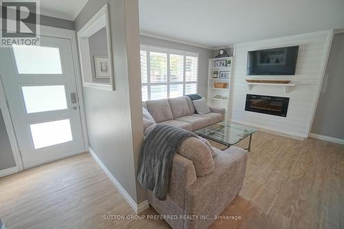 572 Ridgewood Crescent, London, ON - Indoor Photo Showing Living Room With Fireplace