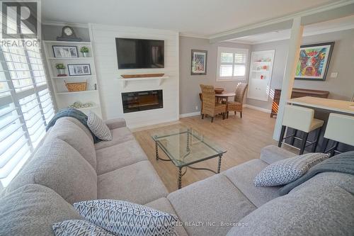 572 Ridgewood Crescent, London, ON - Indoor Photo Showing Living Room With Fireplace