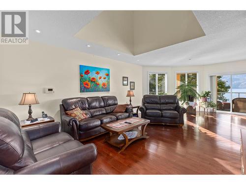 3820 Wetton Road, West Kelowna, BC - Indoor Photo Showing Living Room