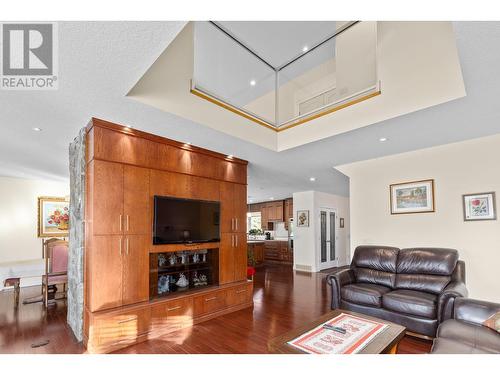 3820 Wetton Road, West Kelowna, BC - Indoor Photo Showing Living Room