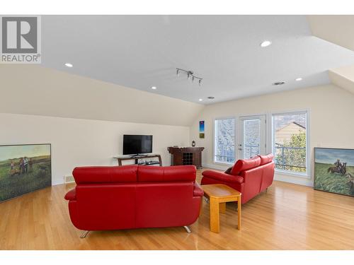 3820 Wetton Road, West Kelowna, BC - Indoor Photo Showing Living Room