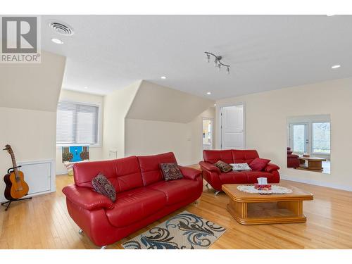 3820 Wetton Road, West Kelowna, BC - Indoor Photo Showing Living Room