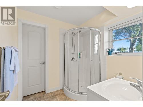 3820 Wetton Road, West Kelowna, BC - Indoor Photo Showing Bathroom