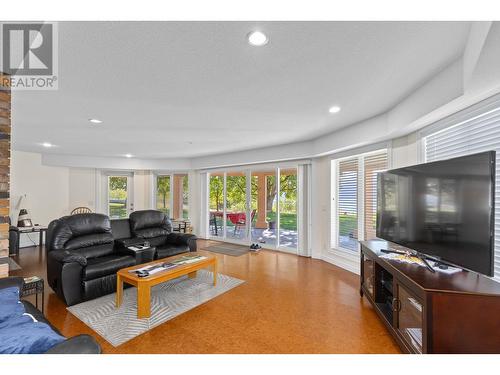 3820 Wetton Road, West Kelowna, BC - Indoor Photo Showing Living Room