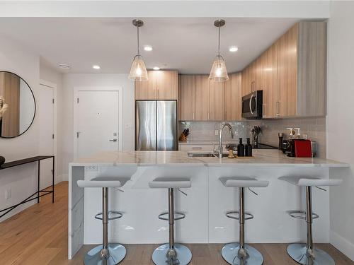 406-7098 Wallace Dr, Central Saanich, BC - Indoor Photo Showing Kitchen With Stainless Steel Kitchen With Upgraded Kitchen