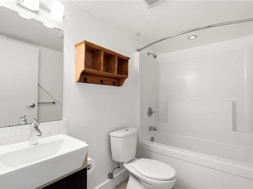 203-562 Yates St, Victoria, BC - Indoor Photo Showing Bathroom