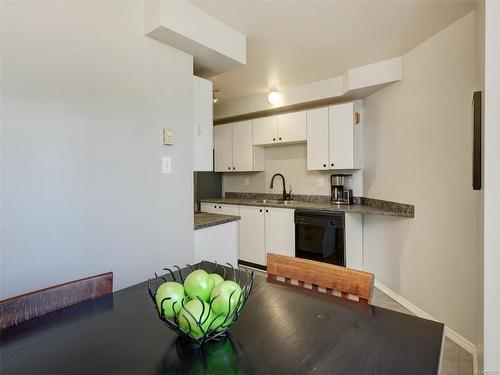 306-545 Manchester Rd, Victoria, BC - Indoor Photo Showing Kitchen