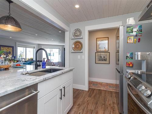 404-9958 Daniel St, Chemainus, BC - Indoor Photo Showing Kitchen With Double Sink With Upgraded Kitchen