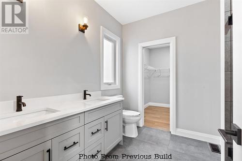 135 Valencia Drive, Chatham, ON - Indoor Photo Showing Bathroom