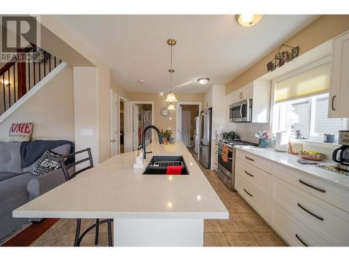 2000 14Th  S Street, Cranbrook, BC - Indoor Photo Showing Kitchen With Double Sink