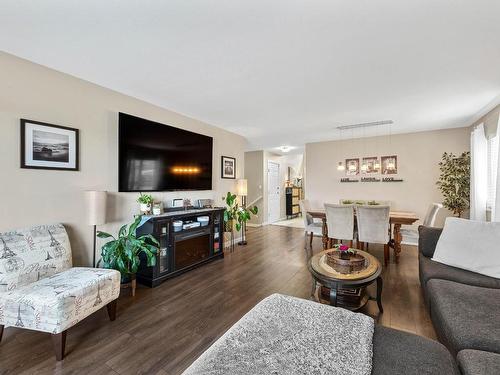 13-2021 Pacific Way, Kamloops, BC - Indoor Photo Showing Living Room