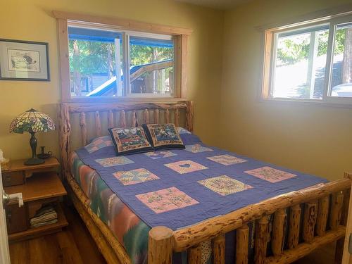 7316 Aspen Road, North Shuswap, BC - Indoor Photo Showing Bedroom