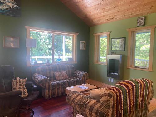 7316 Aspen Road, North Shuswap, BC - Indoor Photo Showing Bedroom