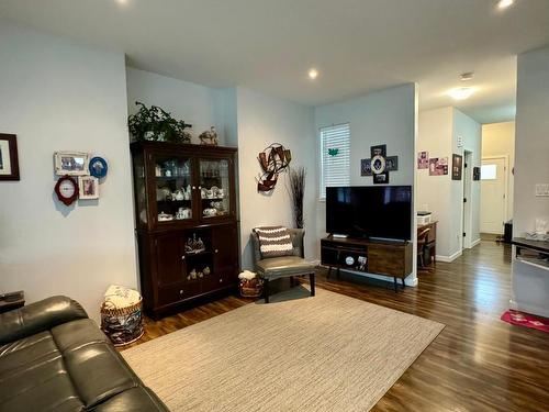 1603 Phillips Street, Merritt, BC - Indoor Photo Showing Living Room